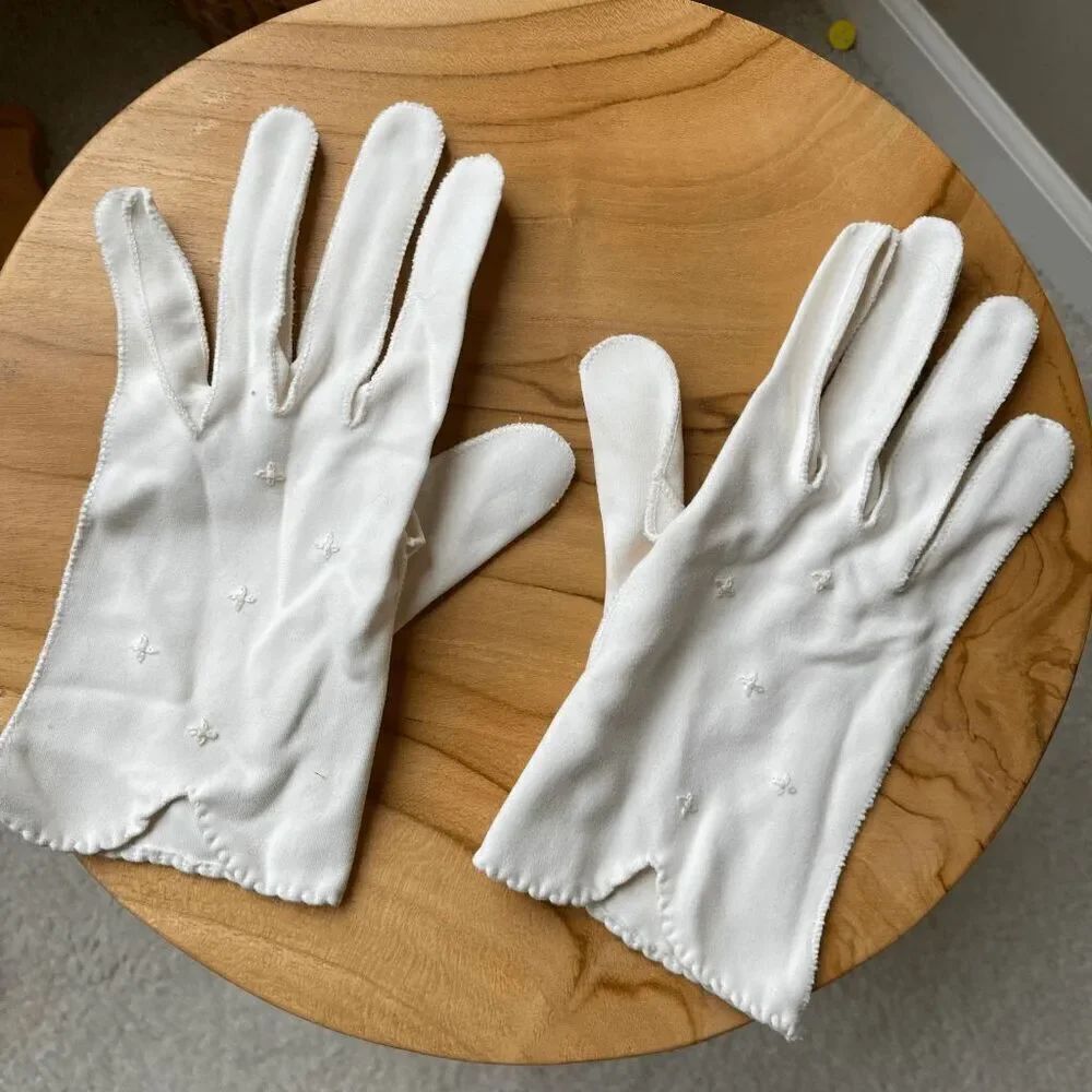 Vintage 1960s White Cotton Gloves with White Embroidered Flower Details Wrist Le